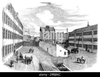 Broadwood's Pianoforte Manufaktur, Horseferry-Road, Westminster, 1858. „Beim Betreten des Gebäudes fällt als Erstes die große Fläche auf, die sie abdecken. Die neue Werkstattreihe befindet sich auf der linken Seite. Auf der rechten Seite befindet sich der einzige verbleibende Teil der alten Fabrik, der dem Feuer entflohen ist. Das neue Gebäude ist 303 Fuß 9 Zoll lang und 46 Fuß breit. Die große Fläche innerhalb der Mauern ist in 32 Werkstätten unterteilt, jede 70 Fuß lang und 21 Fuß breit, mit denen die Kommunikation von außen durch einen allgemeinen Eingang in der Mitte des Gebäudes, gebildet durch ein Se, erreicht wird Stockfoto