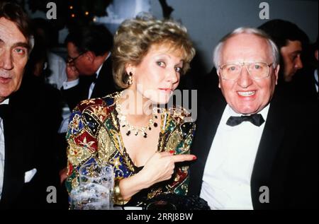 Dagmar Berghoff und Werner Veigel, beide Sprecher der Tagesschau, bei einer Abendveranstaltung, Deutschland um 1992. Stockfoto