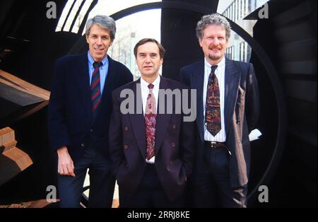 Alexander Niemetz, Wolf von Lojewski und Peter Voss, deutsche Fernsehjournalisten, im Fernsehstudio, Deutschland um 1993. Stockfoto