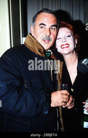 Elisabeth Volkmann, deutsche Schauspielerin, Synchronsprecherin und Komikerin, mit Promi-Friseur Udo Walz, Deutschland um 1995. Stockfoto