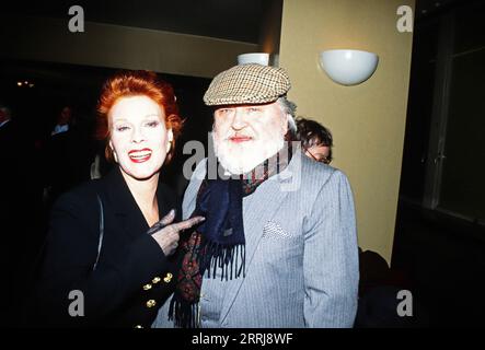 Elisabeth Volkmann, deutsche Schauspielerin, Synchronsprecherin und Komikerin, mit Filmprduzent Horst Wendlandt, Deutschland um 1993. Stockfoto