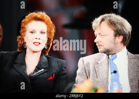 Elisabeth Volkmann, deutsche Schauspielerin, Synchronsprecherin und Komikerin, mit Michael Jürgs, Journalistin und Autor, in einer Talkshow, Deutschland um 1996. Stockfoto