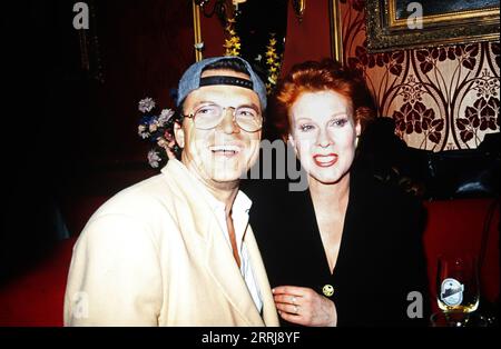 Elisabeth Volkmann, deutsche Schauspielerin, Synchronsprecherin und Komikerin, mit Moderator Wolfgang Lippert, Deutschland um 1992. Stockfoto