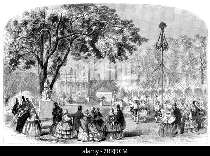 Cremorne Gardens - The Maypole Dance, 1858. Vergnügungsgärten in Chelsea, London. „Dieser reizvolle Ort des öffentlichen Resorts war... das Zentrum einer großen Attraktion und war von einer brillanten Firma überfüllt, die zusammengebracht wurde, um ihre Bewunderung für die Art und Weise zu bezeugen, in der der temperamentvolle Besitzer - Herr T. Simpson - diese Gärten verwaltet hat. Schon um drei Uhr waren die Gärten für die Öffentlichkeit zugänglich, als in den Gärten, die mit Fahnen und Bannern ausgezeichnet dekoriert waren, Maypole und morris-Tanz, wie zum Beispiel unsere Vorfahren begeistert, stattfanden Stockfoto