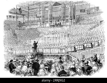 Treffen von Wohltätigkeitsschulkindern im Crystal Palace, 1858. "Die Kinder der verschiedenen London Charity Schools, die über fünftausend waren, wurden mit speziellen Zügen zum Crystal Palace gebracht, um einen ganzen Tag Freizeit zu genießen...[Sie versammelten]...in das große "Händel Orchestra" im Zentralen Querschiff, Sie präsentierten einen eindrucksvollen und malerischen Coup d'oeil... Sie sangen mehrere unserer schönen alten Psalmen - die Alte Hundertste, "Martin Luthers Hymne", "St. Ann's, und einige andere, die mit "God Save the Queen" abschließen. Das war's. Stockfoto