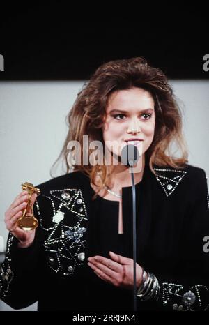 Verleihung der Goldenen Kamera 1986 Uhr 19. Februar 1987 in Berlin, Preisträgerin Stefanie Steffi Tücking, Hörfunk- und Fernsehmoderatorin, erhält den Nachwuchspreis: Kleine Goldene Kamera als Beste Moderatorin der Musiksendung: Formel 1. Stockfoto