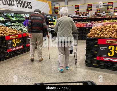 220718 -- WELLINGTON, 18. Juli 2022 -- Leute kaufen in einem Supermarkt in Wellington, Neuseeland, 18. Juli 2022. Der Verbraucherpreisindex Neuseelands stieg im Juni 2022 gegenüber dem Vorjahr um 7,3 Prozent, ein 32-Jahres-hoch aufgrund der höheren Baukosten und Benzinpreise, sagte die Statistikabteilung des Landes Stats NZ am Montag. NEUSEELAND-INFLATION GuoxLei PUBLICATIONxNOTxINxCHN Stockfoto