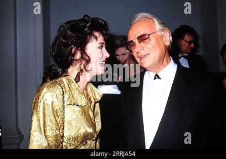 Ephraim Kishon, israelischer Satiriker und Schriftsteller, mit Schauspielerin Iris Berben bei der Verleihung der Goldenen Kamera in Berlin, Deutschland 1987. Stockfoto