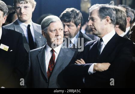 SPD-Politiker und Ex-Bundeskanzler Helmut Schmidt mit Hamburgs Erstem Bürgermeister Klaus von Dohnanyi, um 1982. Stockfoto