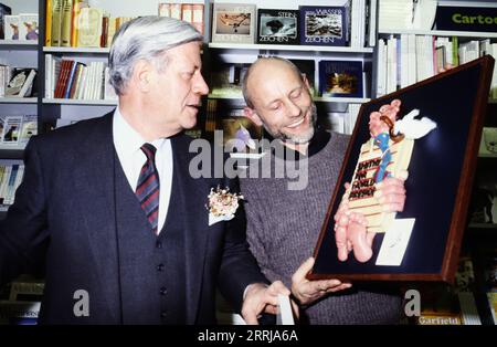 Altbundeskanzler Helmut Schmidt mit Rüdiger Nehberg, Aktivist für Menschenrechte und Überlebensexperte, um 1992. Stockfoto