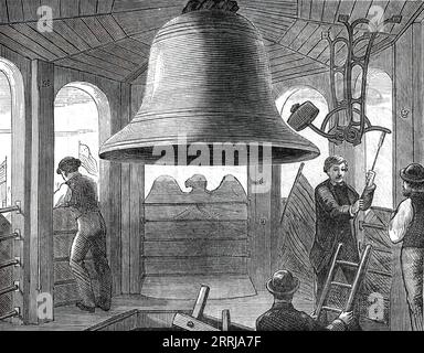 Philadelphia Sketches: In the Belfry, Independence Hall, von einem unserer Spezialkünstler, 1876. "Die Unabhängigkeitshalle in der Chestnut-Straße und die Schreinerhalle, der Treffpunkt des ersten Kontinentalkongresses, sind mit sorgfältiger Verehrung durch die Bürger der Großen Republik erhalten... die Glocke des alten Staatshauses mit anderen Relikten von historischem Interesse wird in der Unabhängigkeitshalle aufbewahrt; aber das, was jetzt bei festlichen Anlässen zu hören ist, ist unserer Meinung nach nicht die gleiche Glocke, die 1776 die Bürger bei der Ausrufung der Unabhängigkeit zusammengerufen hat." Aus „Illustrated London Ne Stockfoto