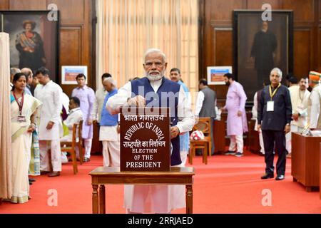 220718 -- NEU DELHI, 18. Juli 2022 -- der indische Premierminister Narendra Modi Front stimmt für die Präsidentschaftswahl in Neu Delhi, Indien, am 18. Juli 2022. Die Wahl zum nächsten Präsidenten Indiens begann am Montag im ganzen Land, da der Amtsinhaber RAM Nath Kovind seine fünfjährige Amtszeit später in dieser Woche beenden wird. Uni/Handout über Xinhua INDIEN-NEU-DELHI-PRÄSIDENTSCHAFTSWAHL-ABSTIMMUNG JavedxDar PUBLICATIONxNOTxINxCHN Stockfoto