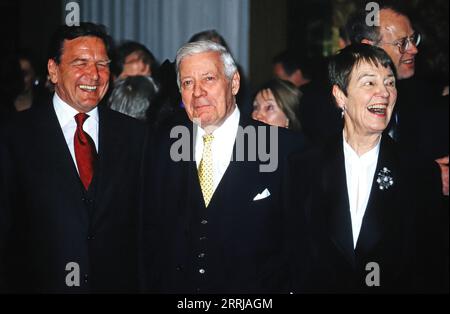 Gerhard Schröder, Ministerpräsident von Niedersachsen mit Ex-Bundeskanzler Helmut Schmidt und Loki Schmidt, bei einer Veranstaltung, um 1990. Stockfoto