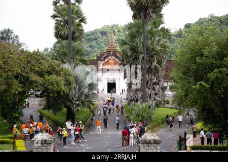 220718 -- VIENTIANE, 18. Juli 2022 -- Touristen besuchen die Stadt Luang Prabang, ein UNESCO-Weltkulturerbe in Laos, 15. Juli 2022. In der Stadt Luang Prabang wurden 90 Prozent der Zimmerreservierungen von thailändischen Besuchern vorgenommen, seit Laos alle Einreisebeschränkungen im Mai aufgehoben hat. ZU GEHEN MIT Nord Laos Luang Prabang Favorit unter Thai-Besuchern Foto von /Xinhua LAOS-VIENTIANE-LUANG PRABANG-TOURISMUS KaikeoxSaiyasane PUBLICATIONXNOTXINXCHN Stockfoto