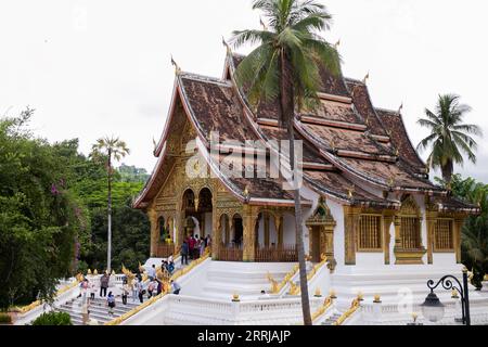 220718 -- VIENTIANE, 18. Juli 2022 -- Touristen besuchen die Stadt Luang Prabang, ein UNESCO-Weltkulturerbe in Laos, 15. Juli 2022. In der Stadt Luang Prabang wurden 90 Prozent der Zimmerreservierungen von thailändischen Besuchern vorgenommen, seit Laos alle Einreisebeschränkungen im Mai aufgehoben hat. ZU GEHEN MIT Nord Laos Luang Prabang Favorit unter Thai-Besuchern Foto von /Xinhua LAOS-VIENTIANE-LUANG PRABANG-TOURISMUS KaikeoxSaiyasane PUBLICATIONXNOTXINXCHN Stockfoto