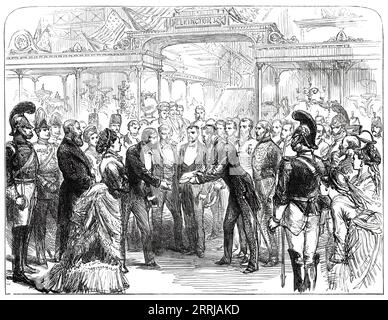 Eröffnung der American Centennial Exhibition: Colonel Sandford überreicht Präsident Grant einen Katalog des britischen Ministeriums, nach einer Skizze unseres Sonderkünstlers, 1876. Colonel Sandford erscheint in seiner Militäruniform und übergibt das Band an [den Präsidenten]: Der britische Minister in Washington, Sir Edward Thornton, steht ebenfalls in Uniform hinter Colonel Sandford. Der Kaiser und die Kaiserin von Brasilien stehen links vorne. Aus Illustrated London News, 1876. Stockfoto