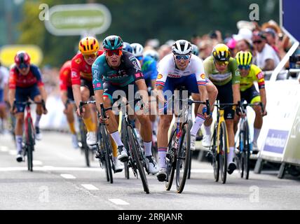 Danny Van Poppel vom Team BORA-hansgrohe (linkes, blaues und schwarzes Trikot) gewinnt die sechste Etappe der Tour of Britain 2023, von Southend-on-Sea nach Harlow, dicht gefolgt von Großbritanniens Ethan Vernon (Mitte), der Zweiter wurde. Bilddatum: Freitag, 8. September 2023. Stockfoto