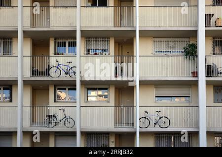 Fahrräder werden auf den Balkonen des Hochhauses, des Tower Blocks, des Wohnturms oder des Wohnblocks Marseille France abgestellt oder geparkt Stockfoto