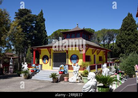 Gelber Haupttempel der Hong Hien Tu Pagode im vietnamesischen Stil oder Frejus Pagode Fréjus Var Frankreich Stockfoto