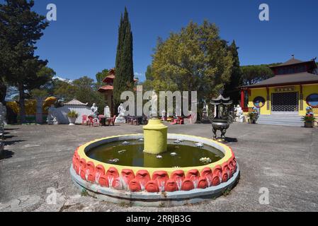 Runder Lotusbrunnen und Teich im Innenhof der Hong Hien Tu Pagode im vietnamesischen Stil oder der Frejus Pagode Fréjus Var France Stockfoto