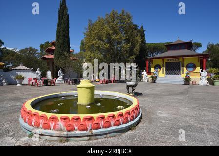 Runder Lotusbrunnen und Teich im Innenhof der Hong Hien Tu Pagode im vietnamesischen Stil oder der Frejus Pagode Fréjus Var France Stockfoto