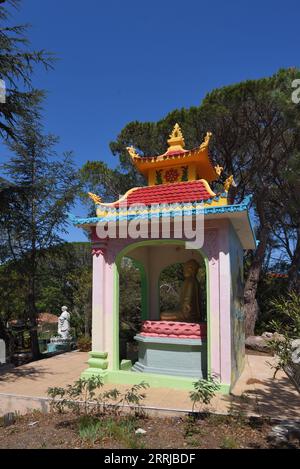 Buddhistischer Schrein im Garten des vietnamesischen Stils Hong Hien Tu Pagode oder Frejus Pagode Fréjus Var Frankreich Stockfoto