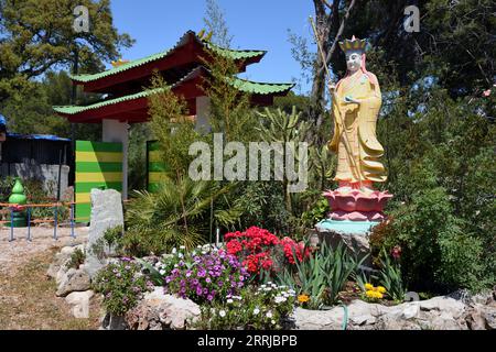 Buddhistische Skulptur im Garten des vietnamesischen Stils Hong Hien Tu Pagode oder Frejus Pagode Fréjus Var Frankreich Stockfoto