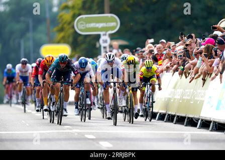 Danny Van Poppel vom Team BORA-hansgrohe (linkes, blaues und schwarzes Trikot) auf dem Weg zur Siegerstufe sechs der Tour of Britain 2023 von Southend-on-Sea nach Harlow, dicht gefolgt vom britischen Ethan Vernon (dritter rechts). Bilddatum: Freitag, 8. September 2023. Stockfoto