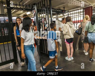 Wochenendfahrer betreten und verlassen die Station West 28th St. in der New Yorker U-Bahn am Samstag, den 26. August 2023. (© Richard B. Levine) Stockfoto