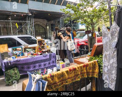 Ein Verkauf im Fort Greene-Viertel von Brooklyn in New York am Samstag, den 26. August 2023. (© Richard B. Levine) Stockfoto