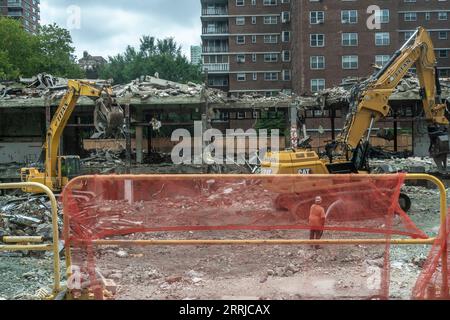 Das leerstehende Geschäftshaus wird am Dienstag, den 29. August 2023, in Chelsea in New York abgerissen. Das Gebäude, das sich im Besitz der Genossenschaftswohnheime befindet, hatte das Ende seiner Lebensdauer erreicht und wird durch Wohngebäude ersetzt. (© Richard B. Levine) Stockfoto