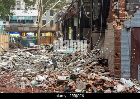 Das leerstehende Geschäftshaus wird am Dienstag, den 29. August 2023, in Chelsea in New York abgerissen. Das Gebäude, das sich im Besitz der Genossenschaftswohnheime befindet, hatte das Ende seiner Lebensdauer erreicht und wird durch Wohngebäude ersetzt. (© Richard B. Levine) Stockfoto