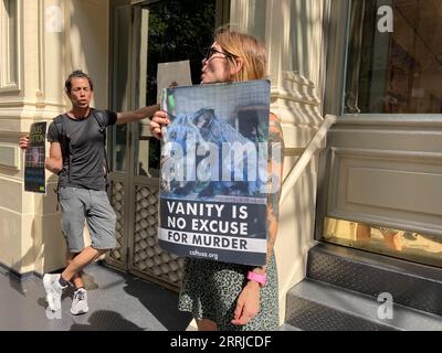 Tierschutzaktivisten protestieren am Sonntag, den 27. August 2023, vor dem Louis Vuitton Store in Soho in New York gegen die Verwendung von Pelzen. (© Frances M. Roberts) Stockfoto