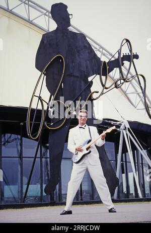 Schauspieler und Musiker Fabian Harloff im Musical Buddy, es handelt vom Rock 'n' Roll Musiker Buddy Holly, hier sieht man Fabian Harloff mit Fender Stratocaster Gitarre vor dem Musical-Theater im Hafen von Hamburg, 1994. Stockfoto