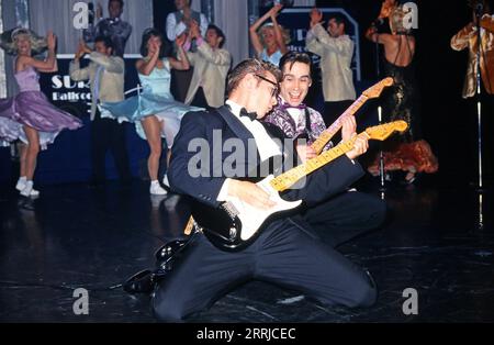 Schauspieler und Musiker Fabian Harloff im Musical Buddy, es handelt vom Rock 'n' Roll Musiker Buddy Holly, hier sieht man Fabian Harloff mit Fender Stratocaster Gitarre auf der Musical Bühne im Theater im Hafen Hamburg, 1994. Stockfoto