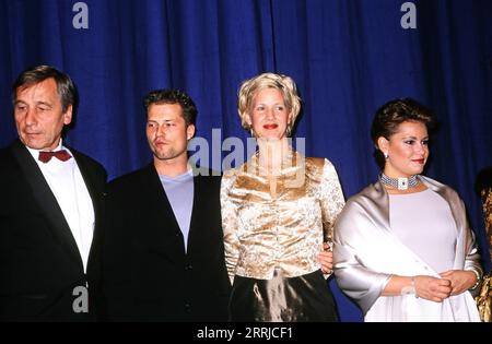 Wolfgang Clement, Ministerpräsident von Nordrhein-Westfalen, Schauspieler Til Schweiger mit Ehefrau Dana und Großherzogin Maria Teresa von Luxemburg, bei der UNESCO Gala in Neuss, 1998. Stockfoto