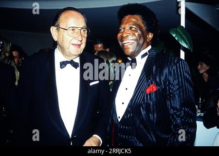 FDP-Politiker und Bundesaussenminister Hans-Dietrich Genscher und Schlagersänger Roberto Blanco, um 1991. Stockfoto