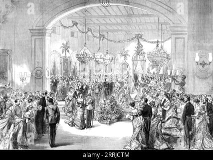 The Royal Visit to India: The Madras Club Ball, aus einer Skizze eines Offiziers der Serapis, 1876. Der zukünftige König Eduard VII. Nahm an einem Ball zu seinen Ehren Teil. Der Prinz trug die Uniform des Feldmarschalls. Es gab keine einheimischen Prinzen... nichts konnte den Geschmack oder die Brillanz der Dekorationen übertreffen, der Ballsaal selbst war mit Palmen geschmückt, die zwischen den Bögen platziert waren, die in die Kolonnade führten... ungefähr 600 Gäste waren anwesend... der Prinz... öffnete den Ball mit Mrs. Shaw Steward, der Frau von Colonel Steward, der Präsident des Clubs... seine königliche Hallo Stockfoto
