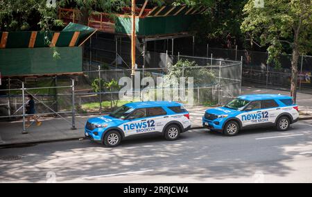 News 12 Fahrzeuge, die am Mittwoch, den 30. August 2023, in Chelsea in New York geparkt sind. (© Richard B. Levine) Stockfoto