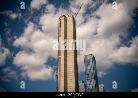 Das unvollendete Hudson Yards Hotel, das von der Marx Development Group entwickelt wurde, erhebt sich am Mittwoch, den 30. August 2023, über den umliegenden Gebäuden. (© Richard B. Levine) Stockfoto