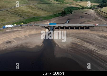 220719 -- MANCHESTER, 19. Juli 2022 -- Luftaufnahme, aufgenommen am 19. Juli 2022, zeigt das teilweise leere Woodhead Reservoir in der Nähe von Manchester, Großbritannien. Aus einem kürzlich veröffentlichten Bericht der Gemeinsamen Forschungsstelle der Europäischen Kommission geht hervor, dass fast die Hälfte des EU-Gebiets und Großbritannien im Juli von Dürre bedroht sind. Dürrebedingungen und Wasserknappheit beeinträchtigen die Energieerzeugung und verringern den Ernteertrag. Foto von /Xinhua BRITAIN-HEATWAVE-DÜRRE JonxSuper PUBLICATIONxNOTxINxCHN Stockfoto