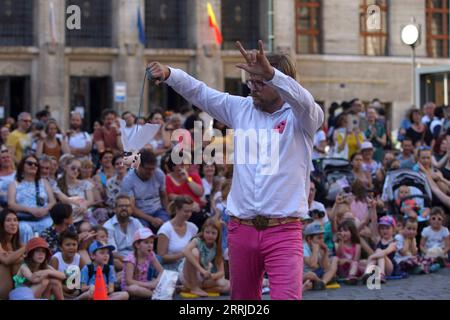 220720 -- PRAG, 20. Juli 2022 -- ein Künstler tritt während des 14. Prager Straßentheater-Festivals in Prag, Tschechien, 19. Juli 2022 auf. Das einwöchige Festival mit mehr als 40 Aufführungen von Künstlern aus verschiedenen Ländern schloss am Dienstag in der tschechischen Hauptstadt. Foto von /Xinhua CZECH REPUBLIC-PRAGUE-STREET THEATER FESTIVAL DanaxKesnerova PUBLICATIONxNOTxINxCHN Stockfoto