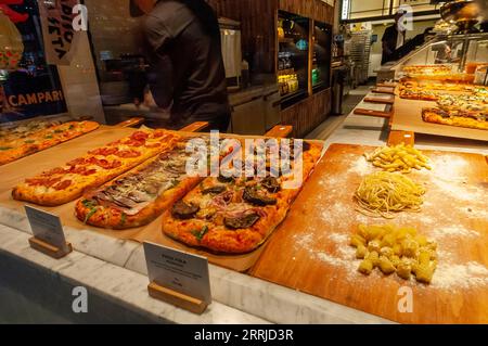 Pizza, die am Mittwoch, den 30. August 2023, in einem Pizzeria-Fenster im Garment District in New York ausgestellt wird. (© Richard B. Levine) Stockfoto
