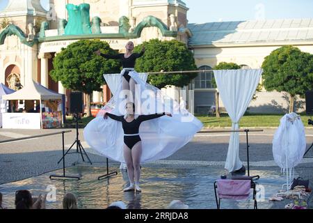 220720 -- PRAG, 20. Juli 2022 -- zwei Künstler treten während des 14. Prager Straßentheater-Festivals in Prag, Tschechien, 19. Juli 2022 auf. Das einwöchige Festival mit mehr als 40 Aufführungen von Künstlern aus verschiedenen Ländern schloss am Dienstag in der tschechischen Hauptstadt. Foto von /Xinhua CZECH REPUBLIC-PRAGUE-STREET THEATER FESTIVAL DanaxKesnerova PUBLICATIONxNOTxINxCHN Stockfoto