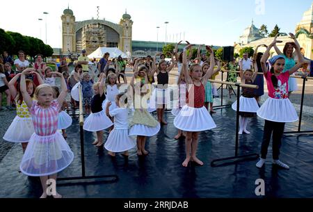 220720 -- PRAG, 20. Juli 2022 -- Kinder lernen Ballett bei einem Workshop während des 14. Prager Straßentheater Festivals in Prag, Tschechische Republik, 19. Juli 2022. Das einwöchige Festival mit mehr als 40 Aufführungen von Künstlern aus verschiedenen Ländern schloss am Dienstag in der tschechischen Hauptstadt. Foto von /Xinhua CZECH REPUBLIC-PRAGUE-STREET THEATER FESTIVAL DanaxKesnerova PUBLICATIONxNOTxINxCHN Stockfoto