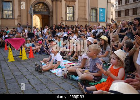 220720 -- PRAG, 20. Juli 2022 -- Leute sehen sich eine Vorstellung während des 14. Prager Straßentheater Festivals in Prag, Tschechien, 19. Juli 2022 an. Das einwöchige Festival mit mehr als 40 Aufführungen von Künstlern aus verschiedenen Ländern schloss am Dienstag in der tschechischen Hauptstadt. Foto von /Xinhua CZECH REPUBLIC-PRAGUE-STREET THEATER FESTIVAL DanaxKesnerova PUBLICATIONxNOTxINxCHN Stockfoto