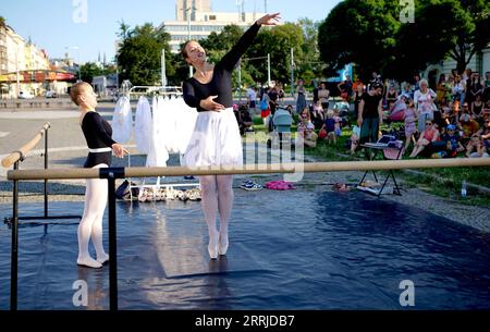 220720 -- PRAG, 20. Juli 2022 -- zwei Künstler treten während des 14. Prager Straßentheater-Festivals in Prag, Tschechien, 19. Juli 2022 auf. Das einwöchige Festival mit mehr als 40 Aufführungen von Künstlern aus verschiedenen Ländern schloss am Dienstag in der tschechischen Hauptstadt. Foto von /Xinhua CZECH REPUBLIC-PRAGUE-STREET THEATER FESTIVAL DanaxKesnerova PUBLICATIONxNOTxINxCHN Stockfoto