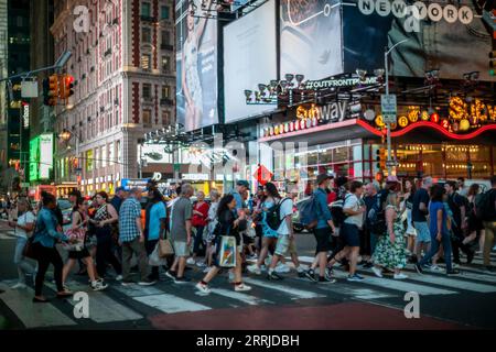 Am Mittwoch, den 6. September 2023, manövrieren Horden von Menschen auf dem Times Square in New York durch den Verkehr. © Richard B. Levine) Stockfoto