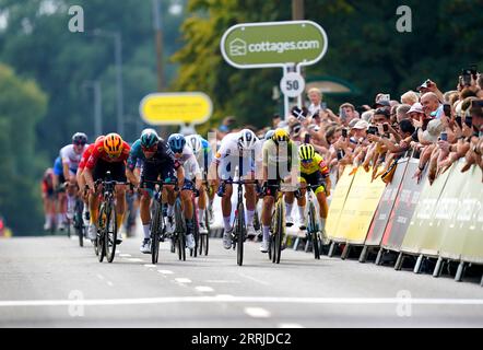 Danny Van Poppel vom Team BORA-hansgrohe (zweites linkes, blaues und schwarzes Trikot) auf dem Weg zur Siegerstufe sechs der Tour of Britain 2023 von Southend-on-Sea nach Harlow, dicht gefolgt vom britischen Ethan Vernon (dritter rechts). Bilddatum: Freitag, 8. September 2023. Stockfoto