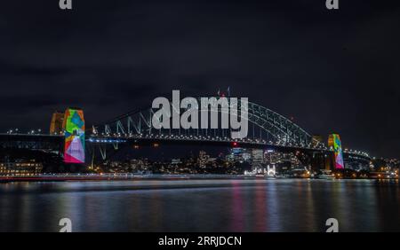 220720 -- SYDNEY, 20. Juli 2022 -- die Harbour Bridge wird beleuchtet gesehen, um die FIFA Frauen-Weltmeisterschaft 2023 One Year to Go in Sydney, Australien, am 20. Juli 2022 zu feiern. Die Veranstaltungen fanden in mehreren großen Städten Australiens statt, um den einjährigen Countdown zur FIFA Frauen-Weltmeisterschaft 2023 zu feiern. Foto: /Xinhua SPAUSTRALIA-SYDNEY-WOMEN S WORLD CUP 2023-ONE YEAR COUNTDOWN CELEBRATIONS HuxJingchen PUBLICATIONxNOTxINxCHN Stockfoto